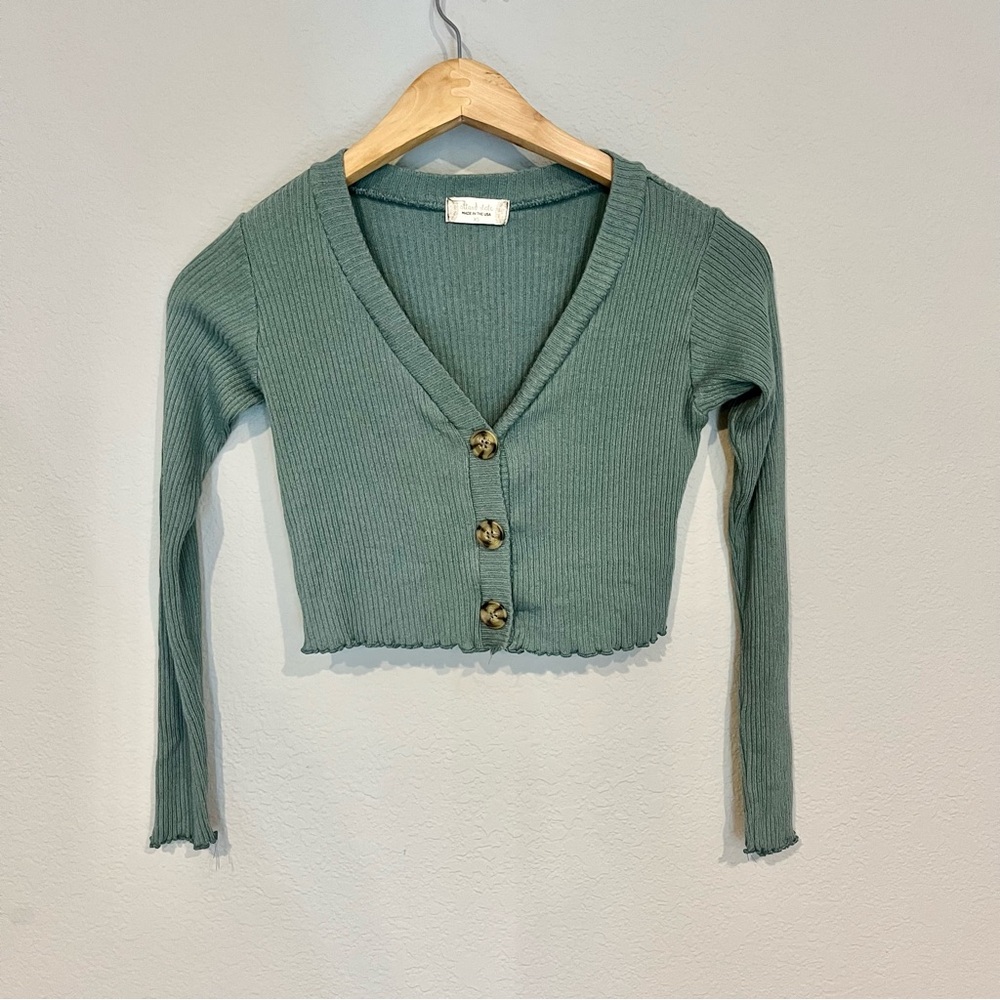 Altar’d State woman’s green cropped v neck rubbed button up cardigan size XSmall